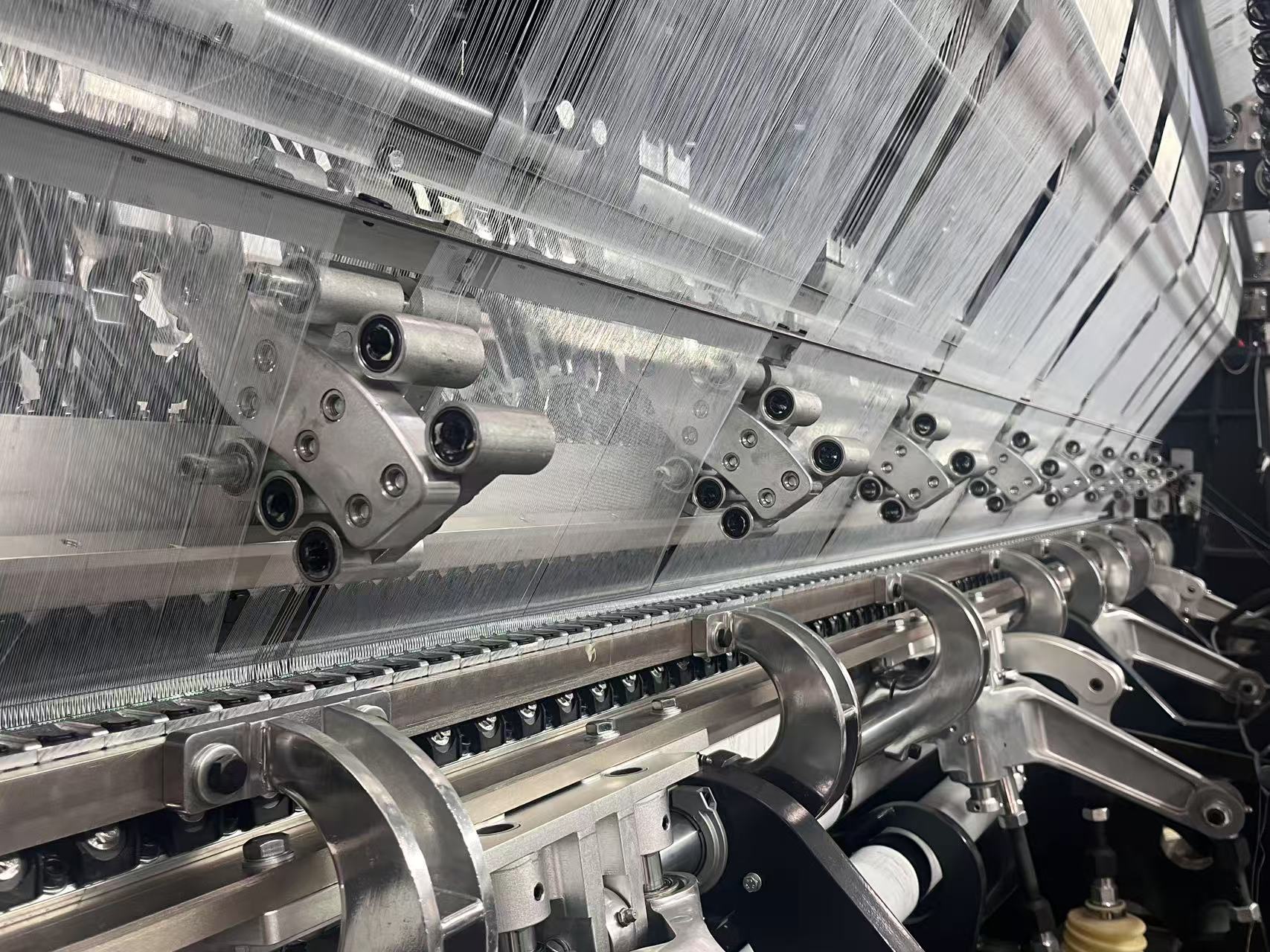 Speed trifft Präzision - Neudefinition der oberen Produktion von Jacquard Shoe